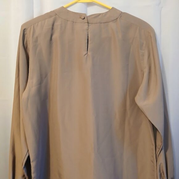 Nwt JACLYN SMITH Silky Blouse womens 6 Mocha Brown Pleated front Keyhole back LS - Picture 6 of 9